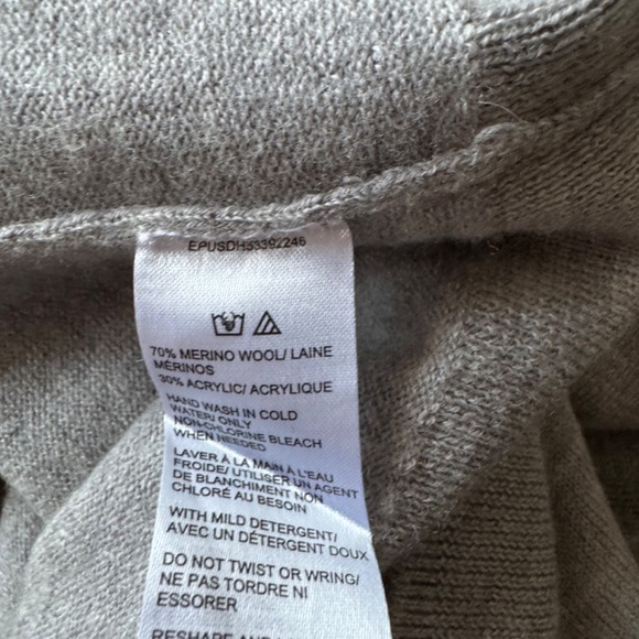 Saks  Fifth Avenue sweater - Picture 7 of 12